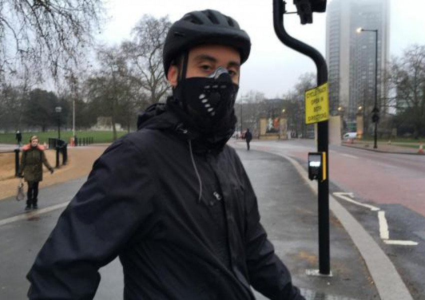 Лондонските колоездачи само с маски!
