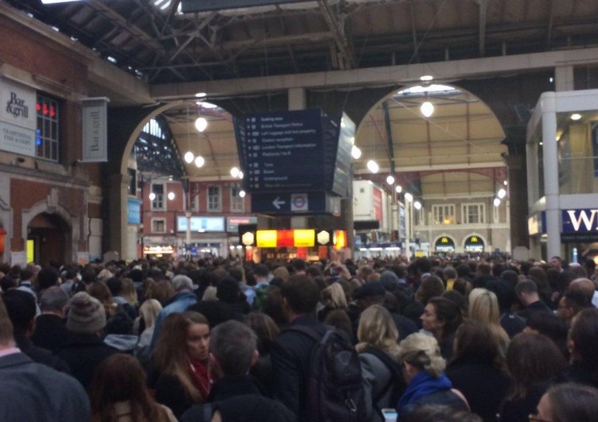 Транспортен хаос на Victoria station (СНИМКИ)