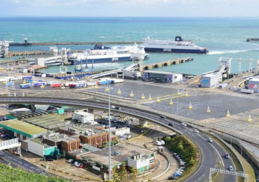 Румънски трафикант скри дете в куфар