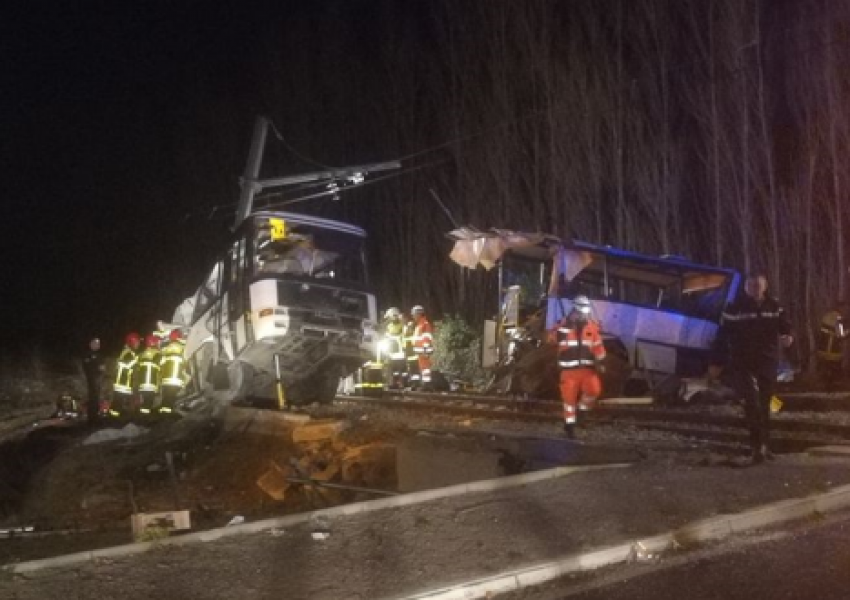 Трагедия във Франция! Деца загинаха при сблъсък на влак с автобус