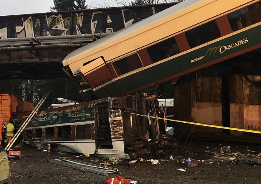 Тежка влакова катастрофа в Сиатъл, има загинали