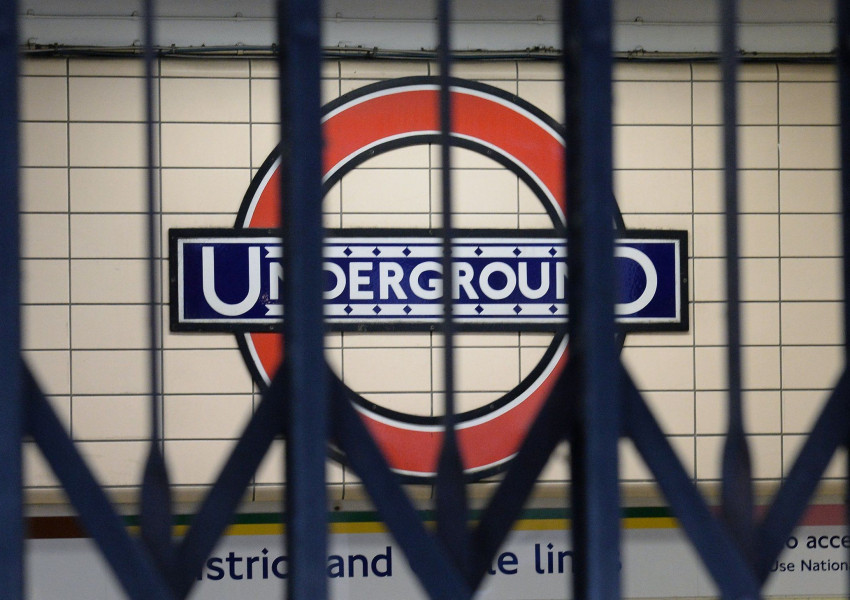 Влакче дерайлира по Central Line