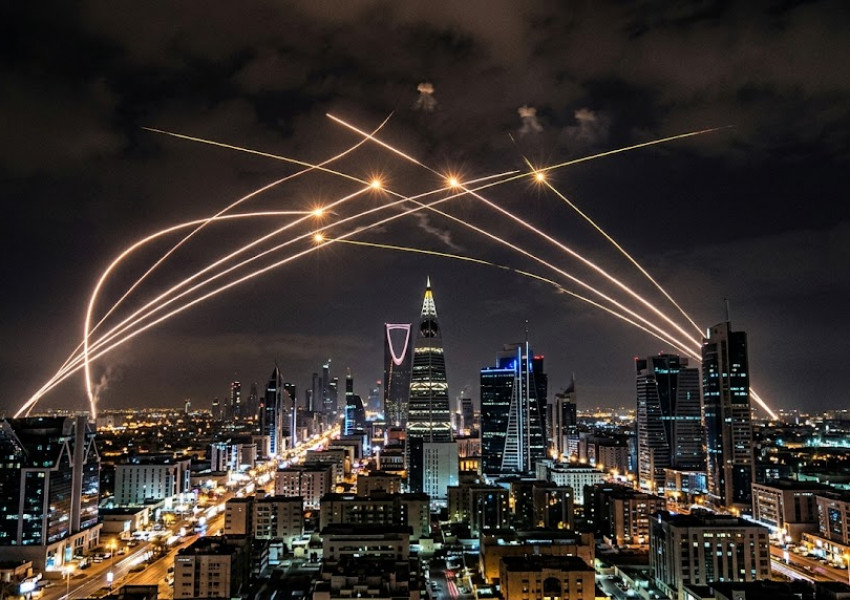 ВОЙНАТА ДЕН 32: Мащабни ракетни атаки над Израел и Рияд, горящи танкери в Залива и нови ултиматуми от Тръмп