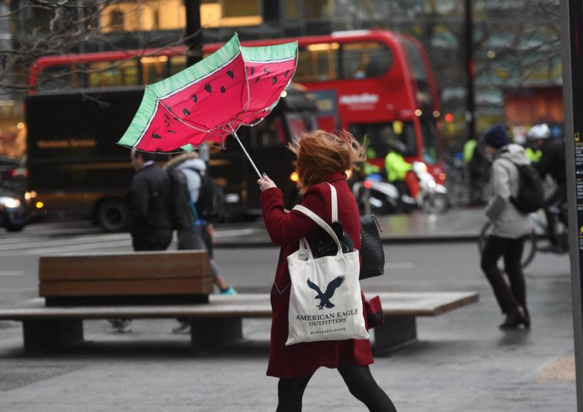 Мощни ветрове в Лондон и в страната