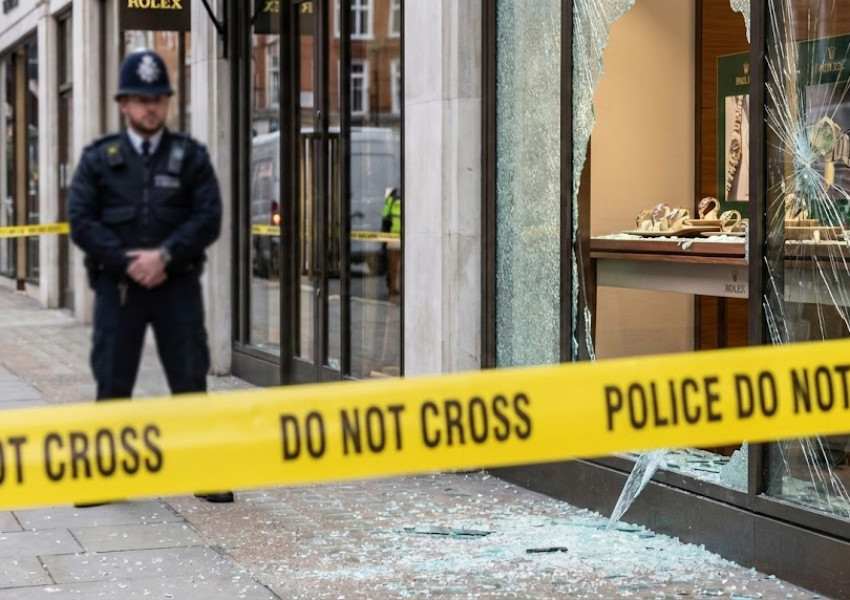 Екшън като на филм: Банда въоръжена с мачете разбиха магазин на Rolex в центъра на Лондон 