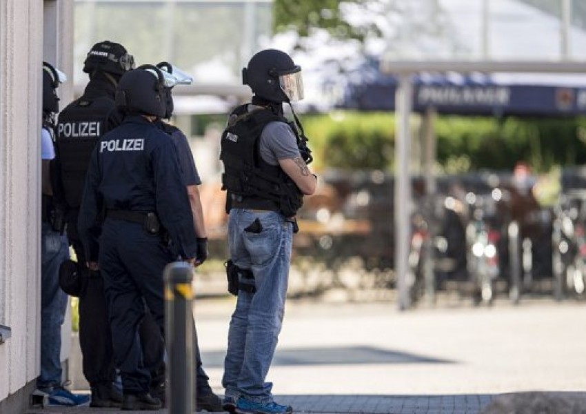 Въоръжен и окървавен мъж се е барикадирал в германски ресторант