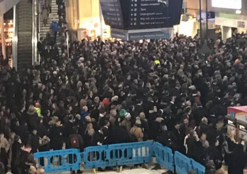 Транспортен ад в лондонското метро (СНИМКИ)