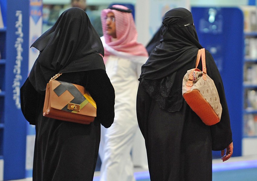 Жените в Саудитска Арабия ще бъдат осъждани, ако ровят в телефона на съпруга си без позволение