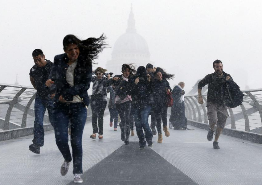 Отменят десетки полети заради силни ветрове