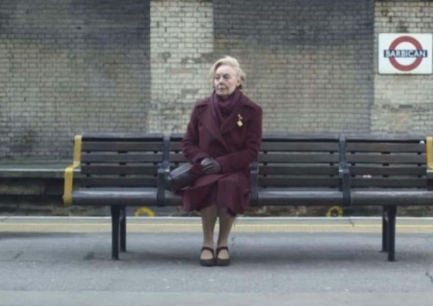 Как една жена чака всеки ден починалия си мъж на лондонска гара!
