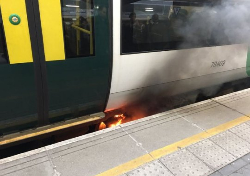 Влак евакуира лондонско влакче