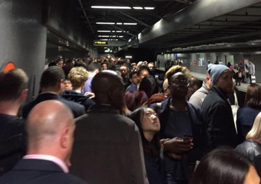 Огромни закъснения отново на метрото в Източен Лондон!