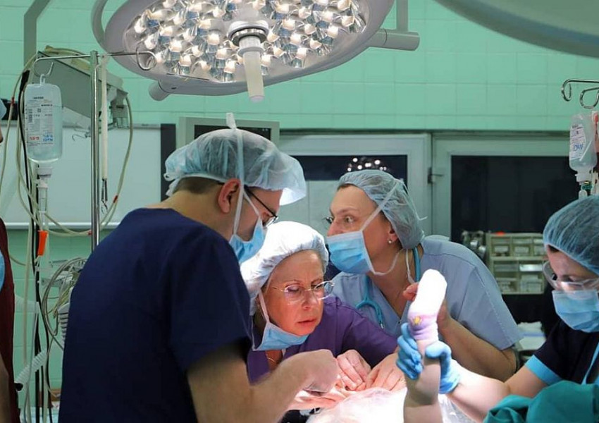 Български лекари направиха уникална операция на бебе с рядко заболяване