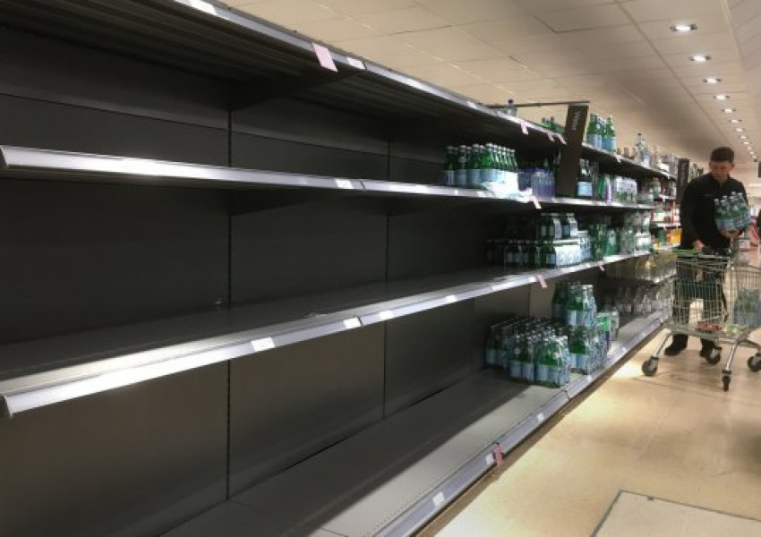 Лондончани изкупиха водата от магазините (СНИМКИ)