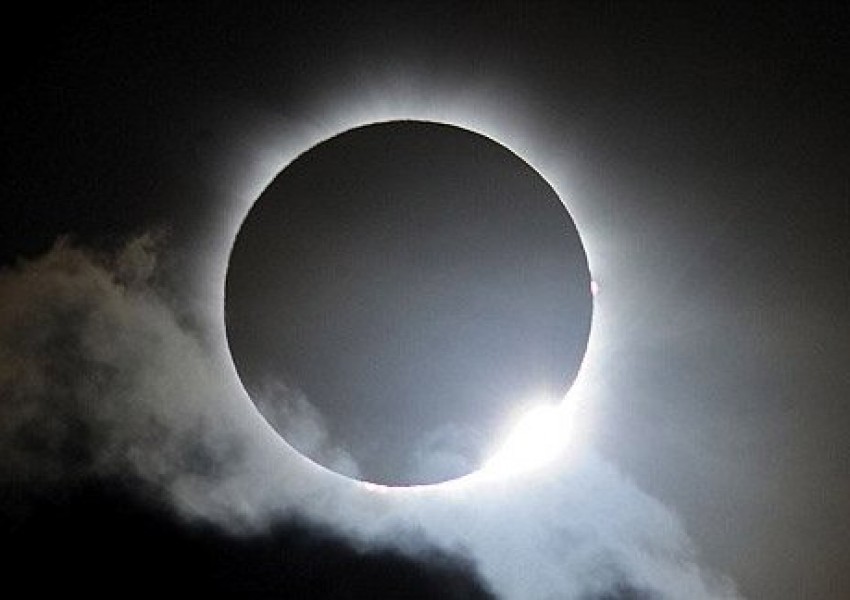 NASA публикува изумителни кадри от слънчевото затъмнение (ВИДЕО)