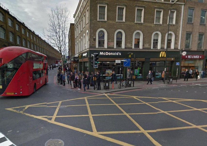 Раниха с нож млад мъж пред "Макдоналдс" до гара King's Cross