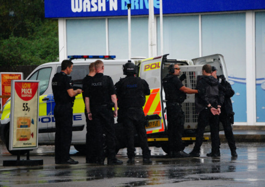 Нападателят който държеше заложници на бензиностанция в Бристол е арестуван от британската полиция!