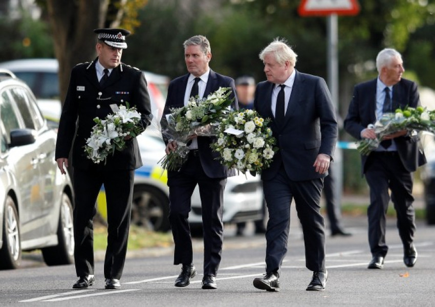 Рамо до рамо: Борис Джонсън и лидера на опозицията сър Стармер почетоха паметта на убития британски депутат