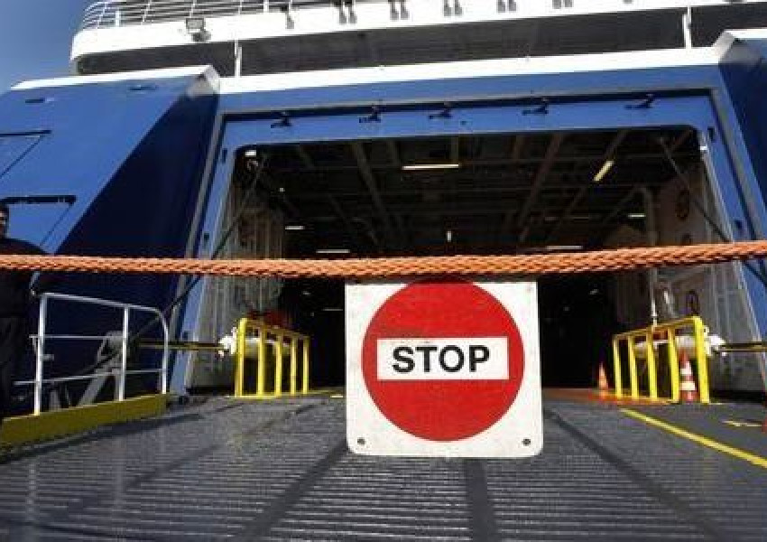 Влаковете и фериботите в Гърция спряха, Атина - блокирана