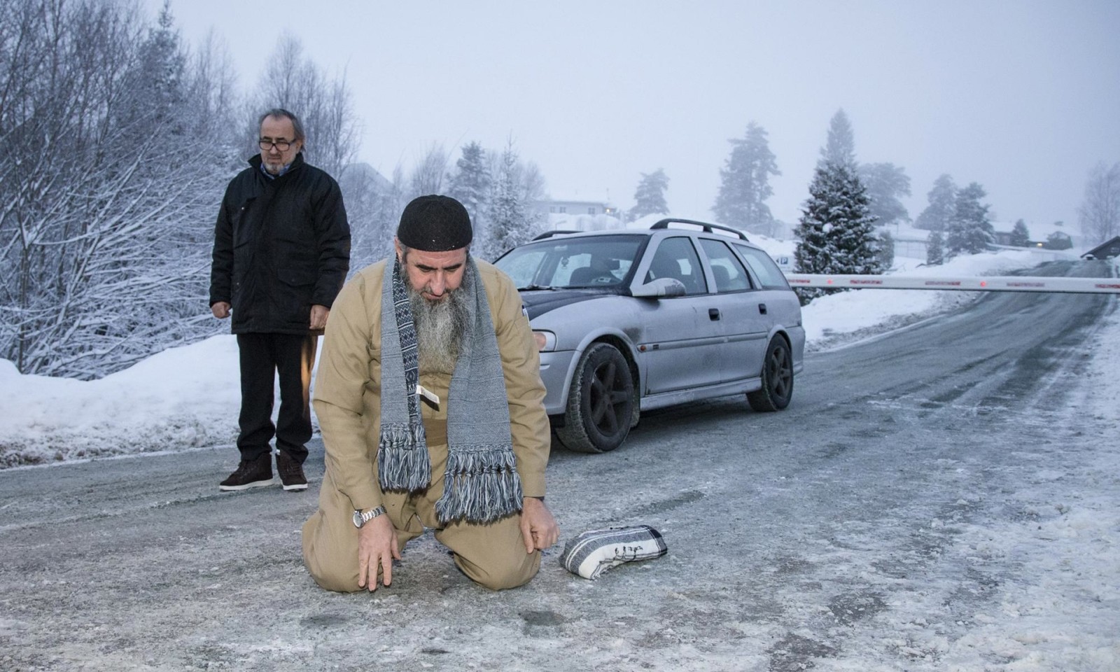 В центъра на екстремистката мрежа е Наджмудин Фараж Ахмад, радикален иракски проповедник, който живее в Норвегия. Той е известен като Мулла Крекар